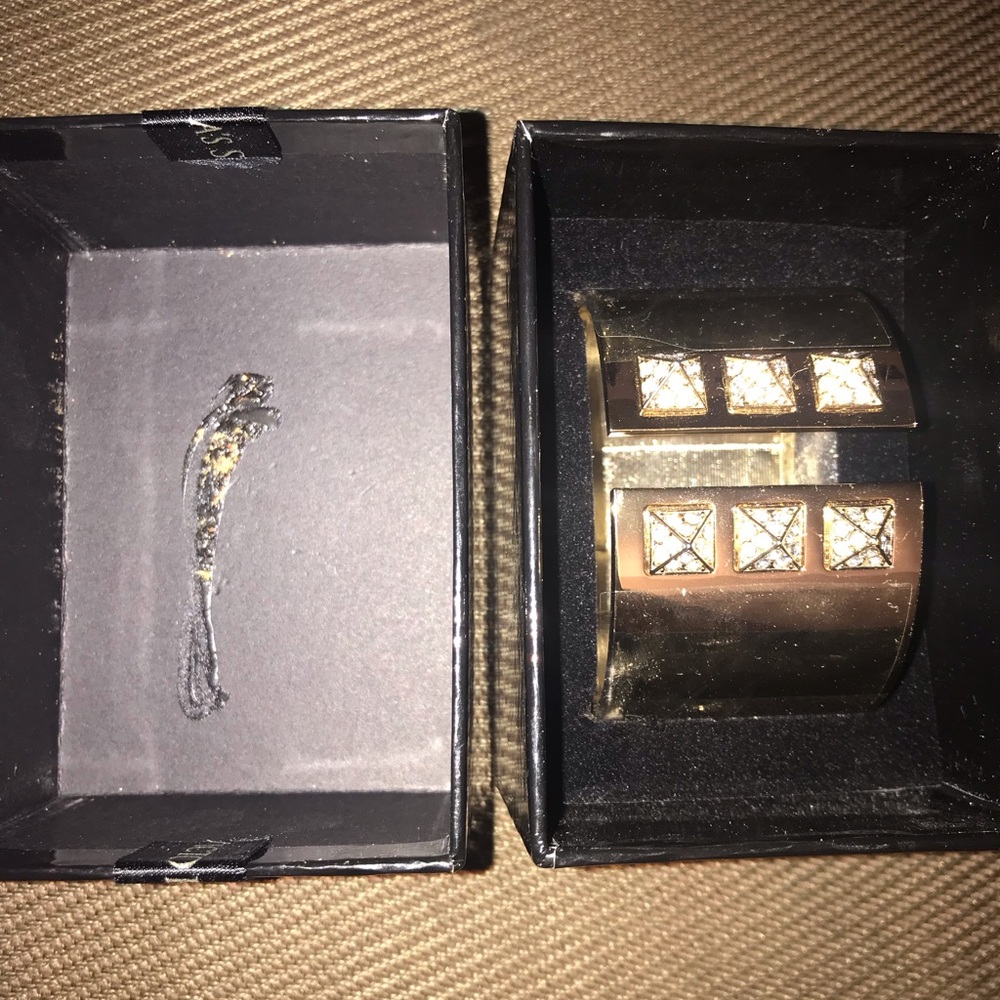 NEW IN BOX VICTORIA SECRET BRACELET